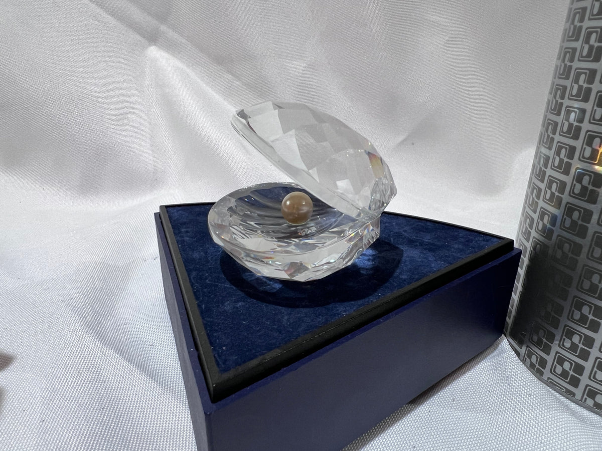 Swarovski Crystal 7624 055 Large Oyster Shell with Pearl, 2 Swarovski Crystal 7624 055 Large Oyster Shell with Pearl, 2