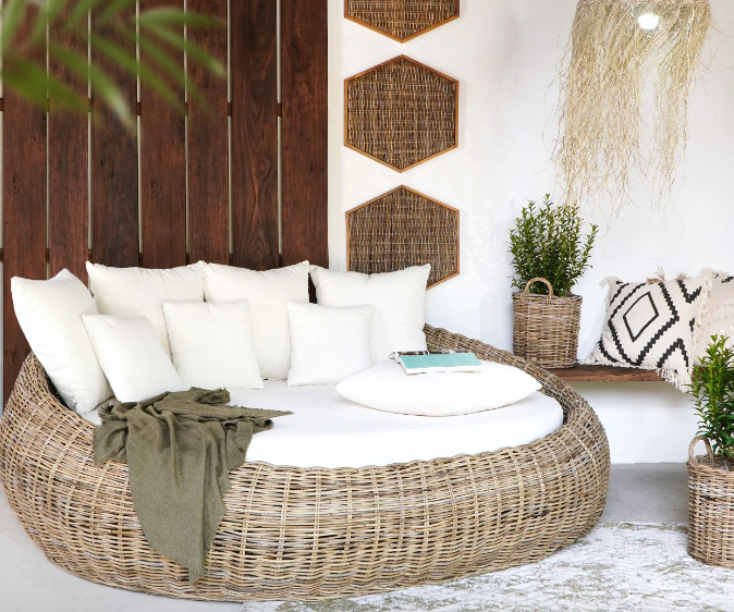 Saint Petersburg Synthetic Rattan Outdoor Daybed retail 2,999 (*2 a