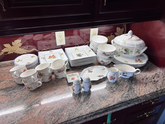 Villeroy & Boch Country Collection 'Cottage' Lot, Service for 8