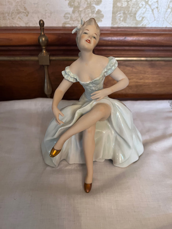 Vintage WALLENDORF PORCELAIN Figuine