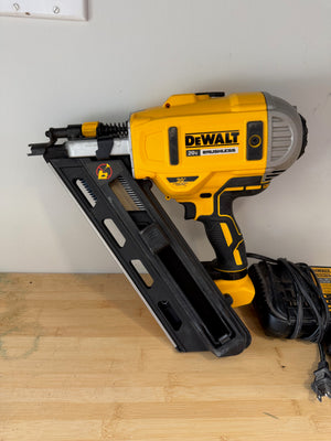 DeWalt DCN692 MAX XR Lithium-Ion Cordless Brushless 2-Speed 30° Paper Collated Framing Nailer with 20v Battery + Charger