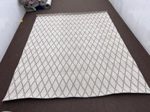 White & Grey Diamonds Area Rug, 7x9