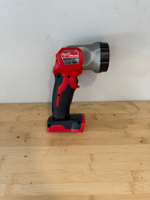 Milwaukee M18 18V Lithium-Ion Cordless 100 Lumens LED Portable Flashlight (Tool Only)