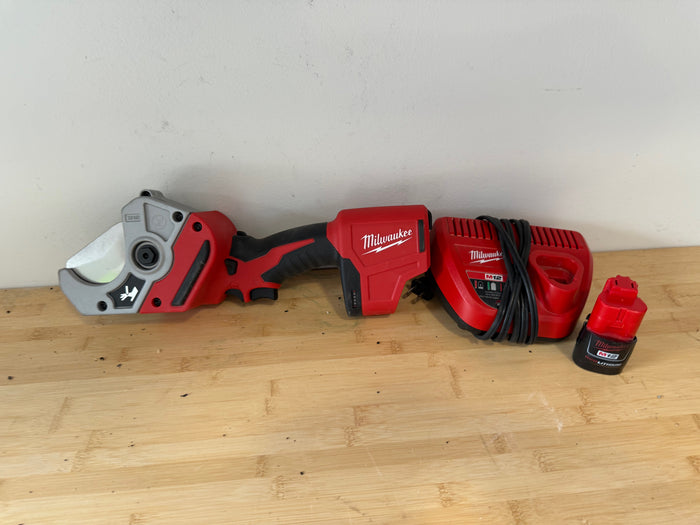 Milwaukee 2470-20 M12 12-Volt Lithium-Ion Cordless PVC Pipe Shear with M12 Battery + Charger
