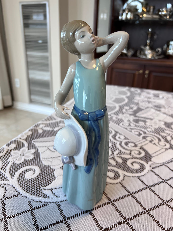 Lladro Prissy 5010 Figurine