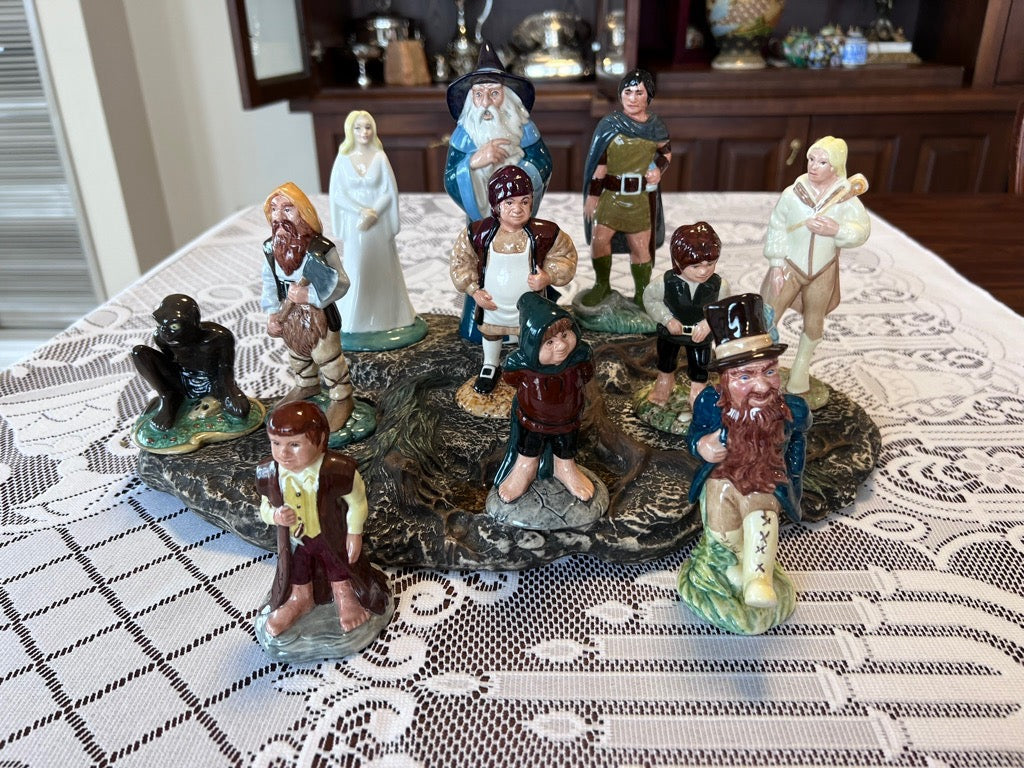 RARE! Royal Doulton Tolkien Lord of Rings 'Middle Earth' Set (Includes 11 figurines + Stand)