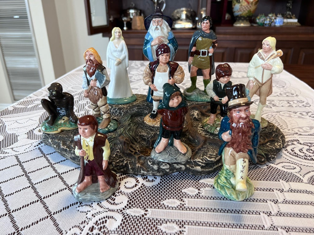 RARE! Royal Doulton Tolkien Lord of Rings 'Middle Earth' Set (Includes 11 figurines + Stand)