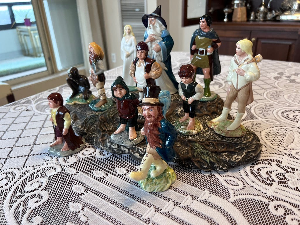 RARE! Royal Doulton Tolkien Lord of Rings 'Middle Earth' Set (Includes 11 figurines + Stand)