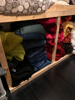 Lot of 30 HomeSense/Bouclair Throw Blankets, Mixed Colours