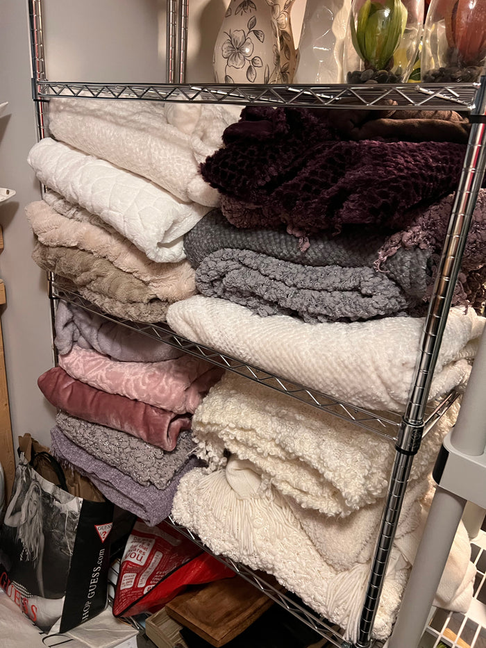 Lot of 20 Mixed Colour Throw Blankets