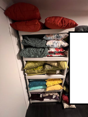 Lot of 28 Pillows, Mixed Colours