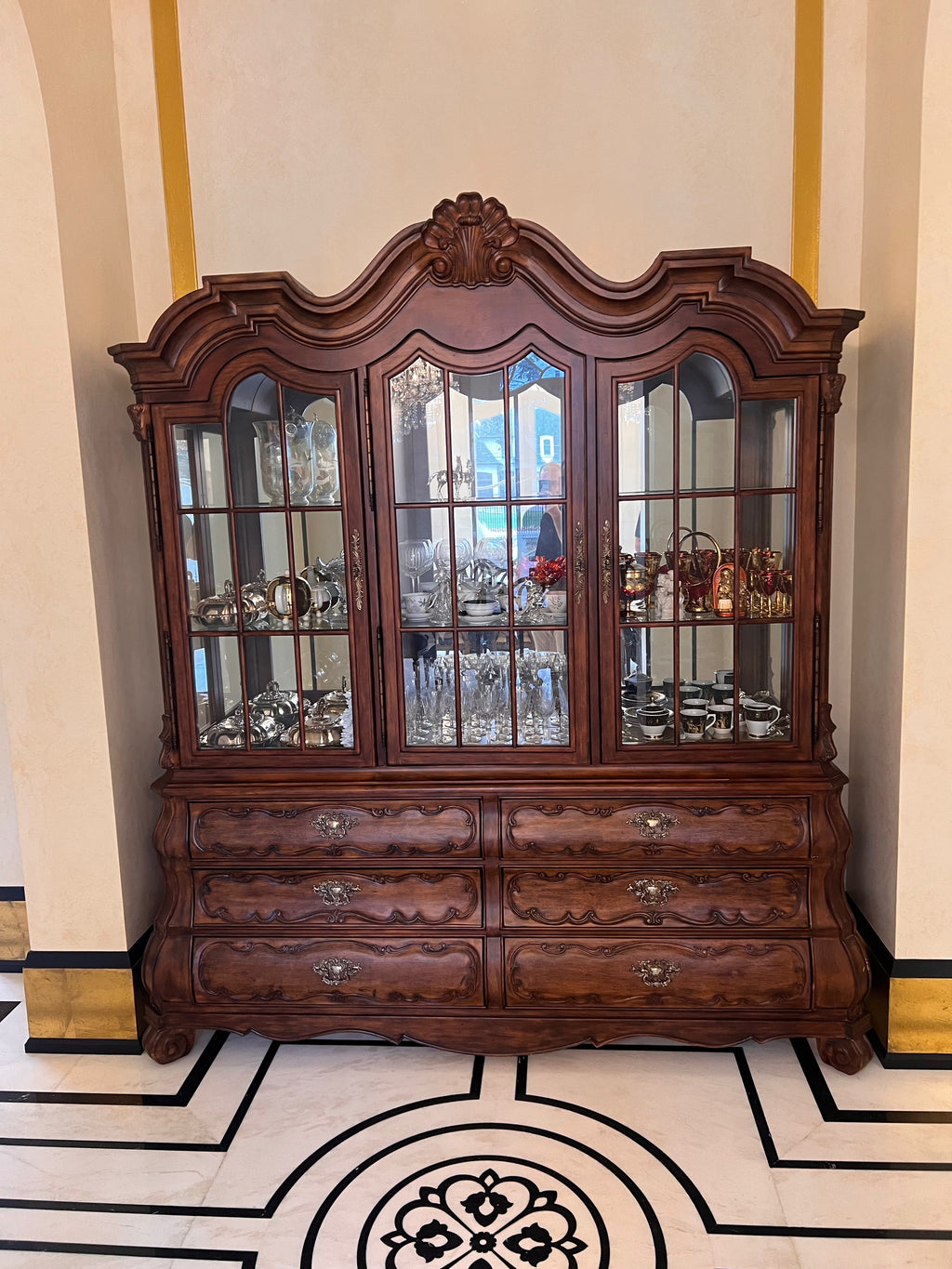 Ferguson Copeland Venetian Hutch/Display Cabinet in Antique Cherry
