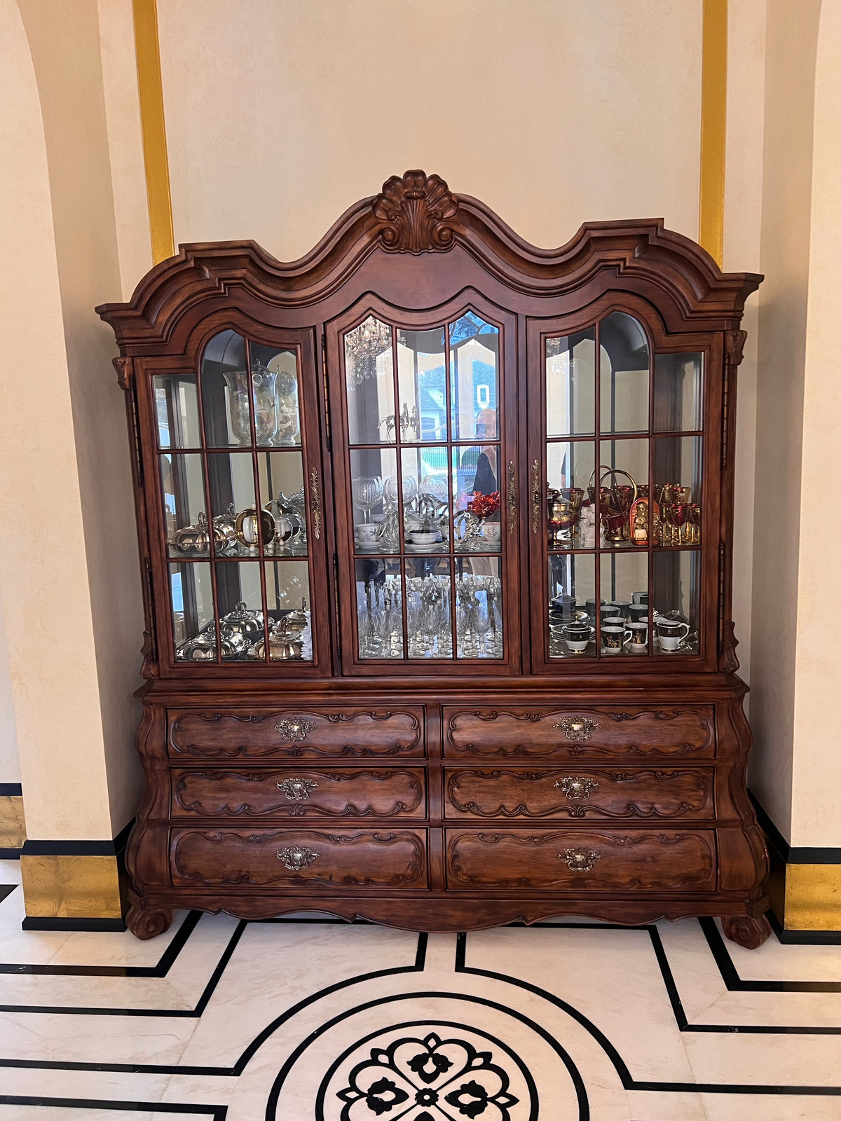 Ferguson Copeland Venetian Hutch/Display Cabinet in Antique Cherry