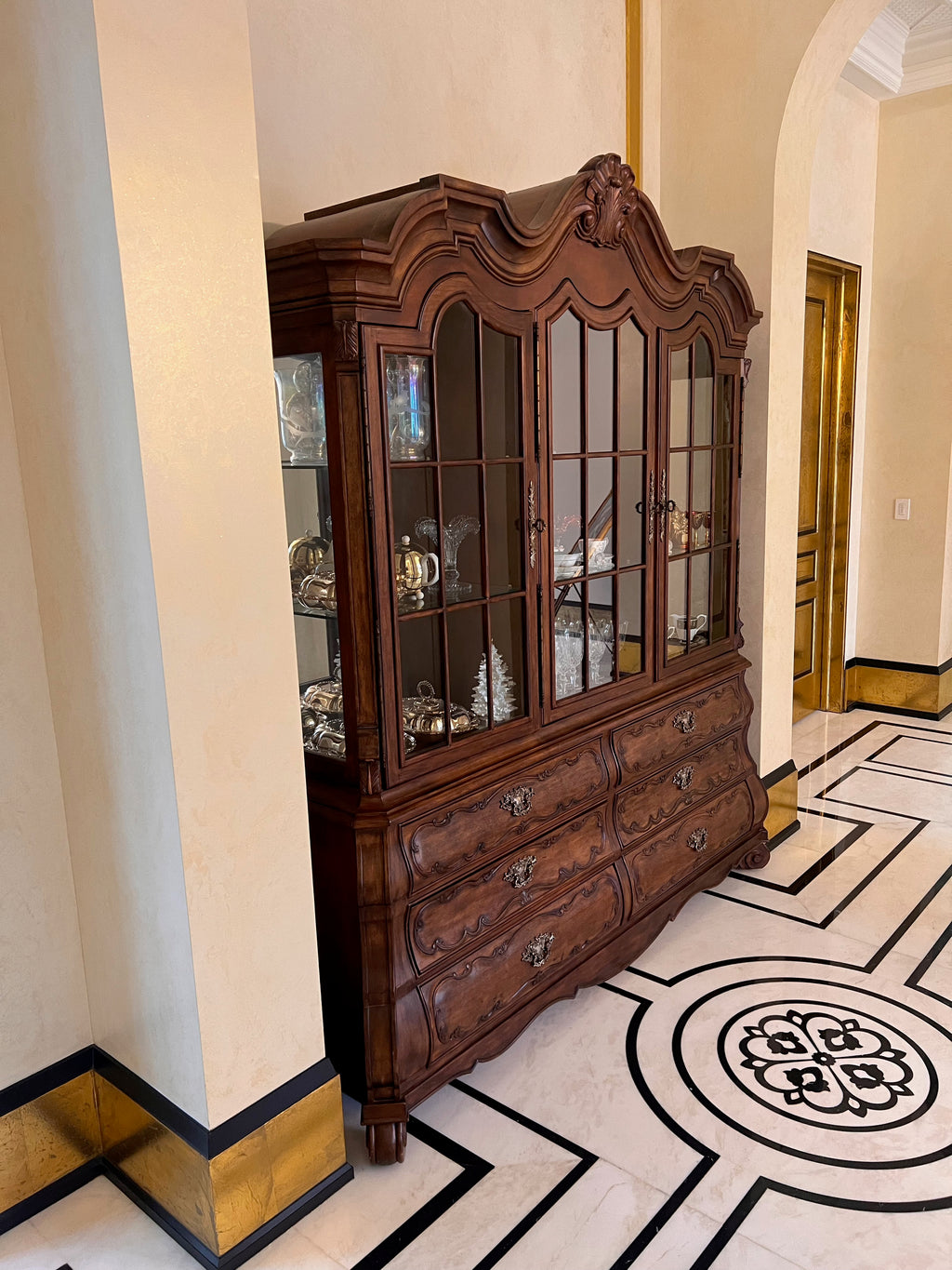 Ferguson Copeland Venetian Hutch/Display Cabinet in Antique Cherry