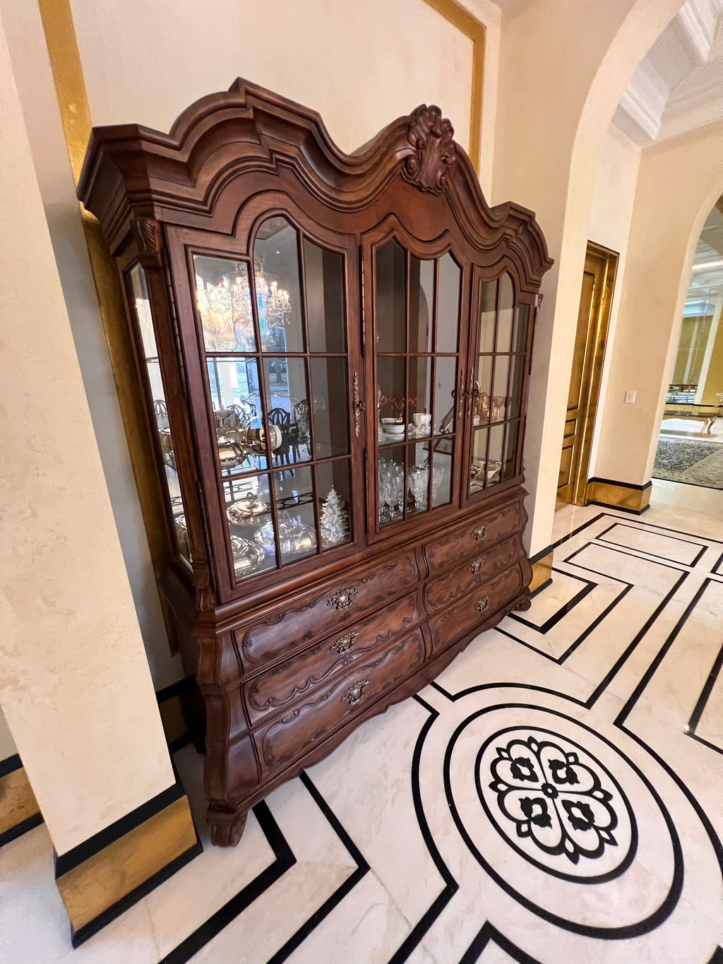 Ferguson Copeland Venetian Hutch/Display Cabinet in Antique Cherry