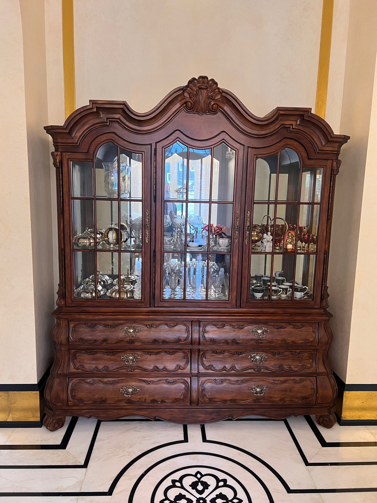 Ferguson Copeland Venetian Hutch/Display Cabinet in Antique Cherry
