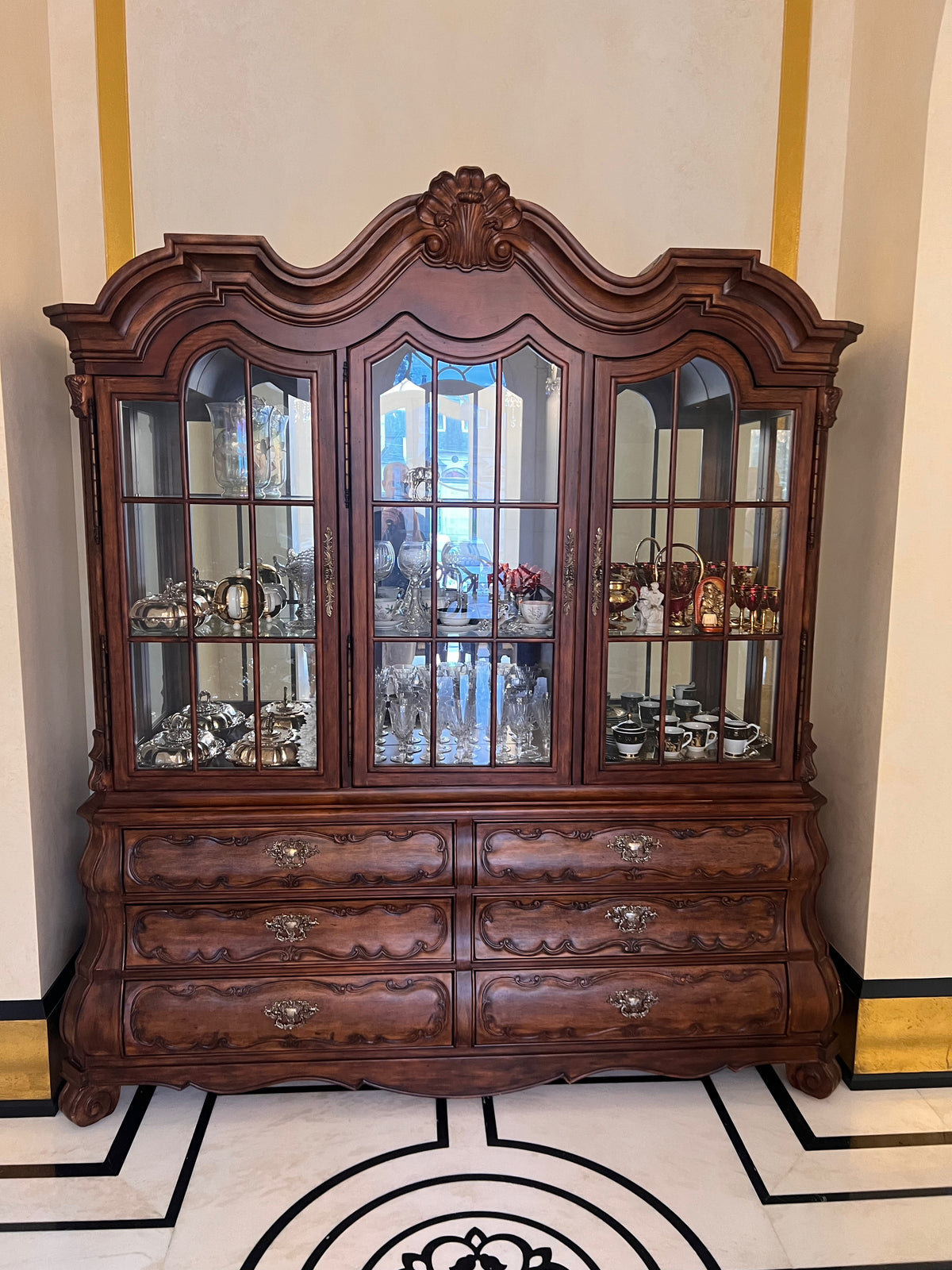 Ferguson Copeland Venetian Hutch/Display Cabinet in Antique Cherry