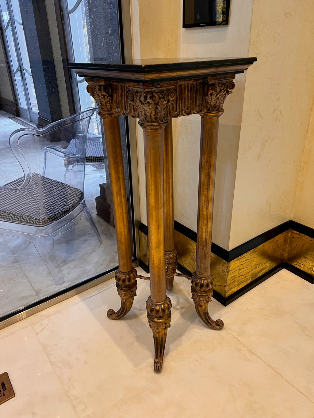 Black/Gold Pedestal Stand