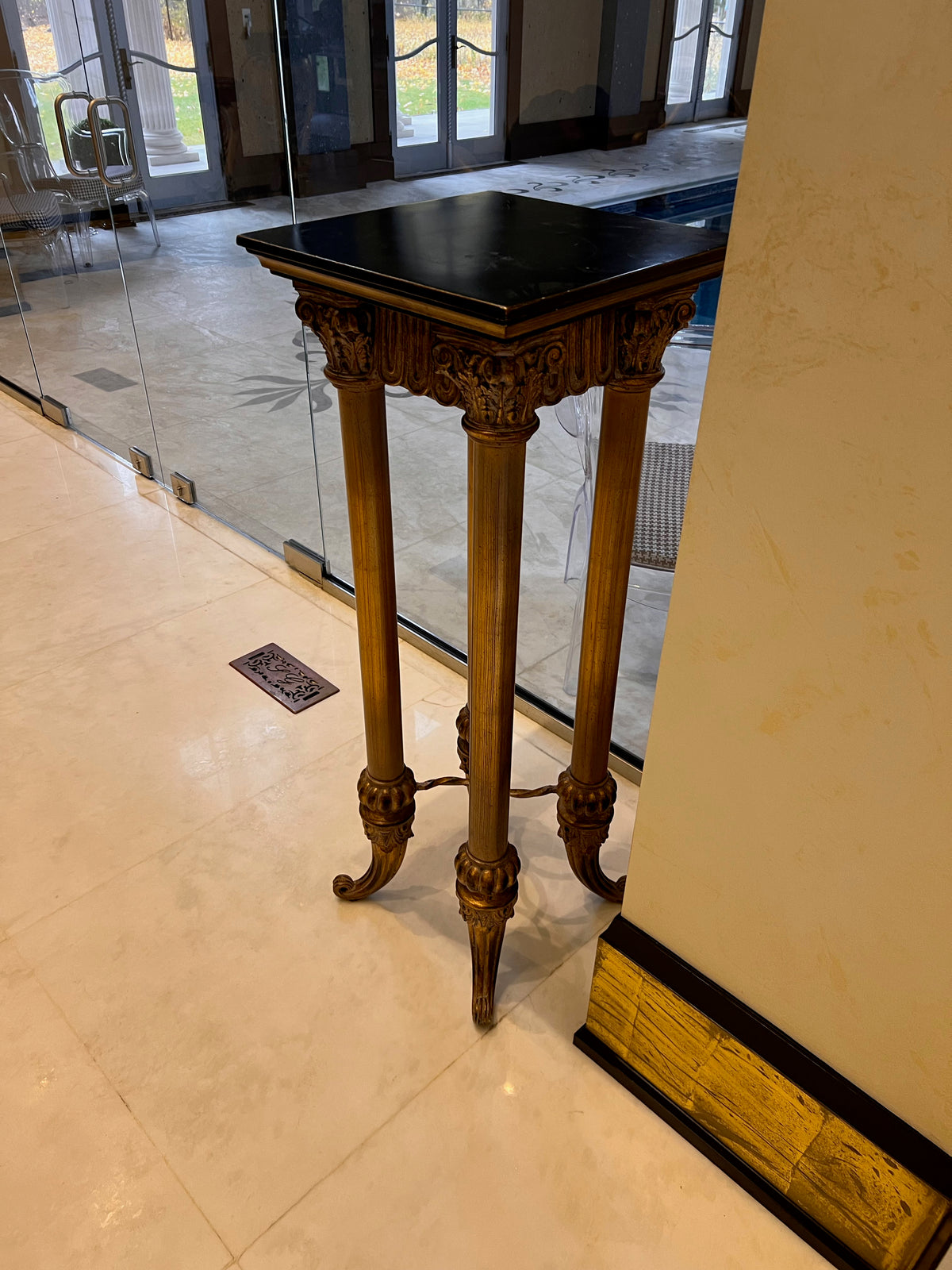Black/Gold Pedestal Stand