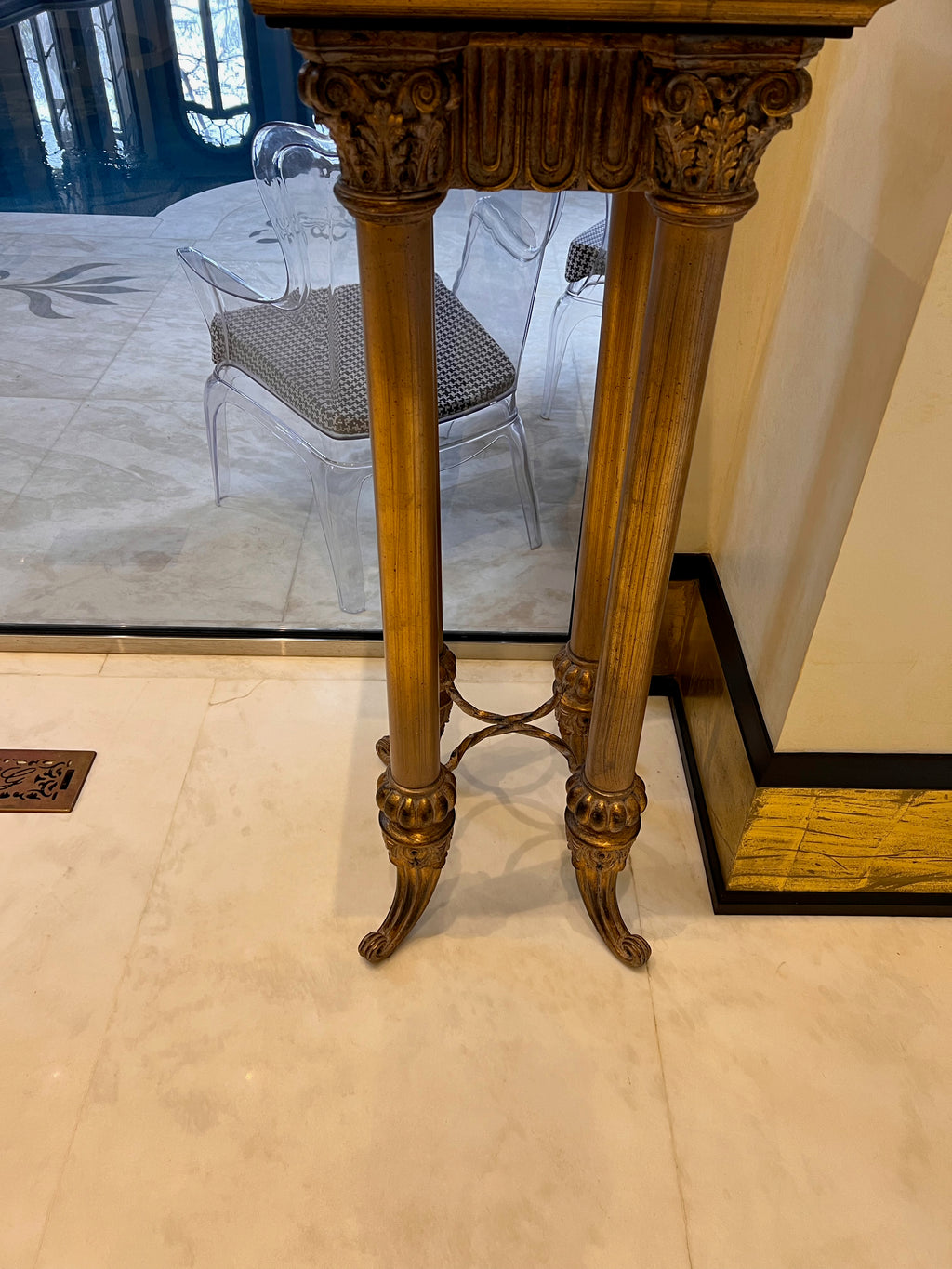 Black/Gold Pedestal Stand