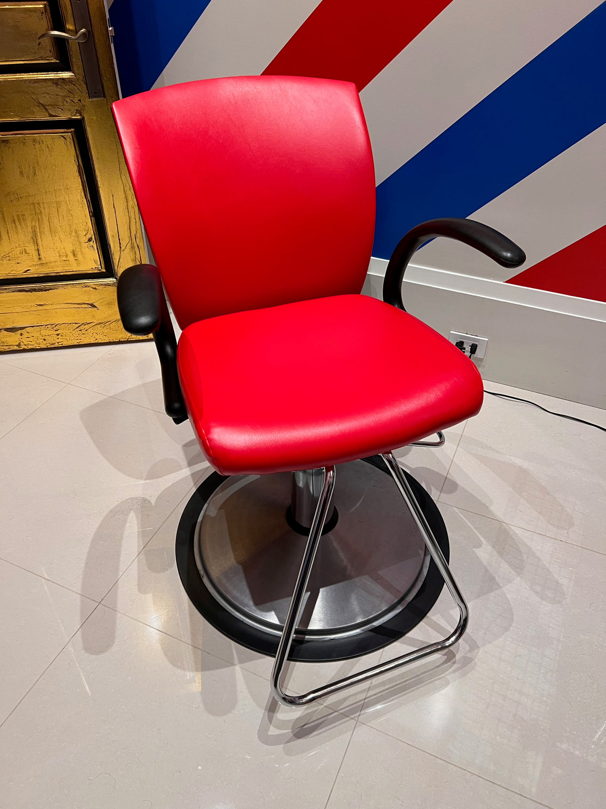 Red Styling/Salon Chair with Hydraulic Pump