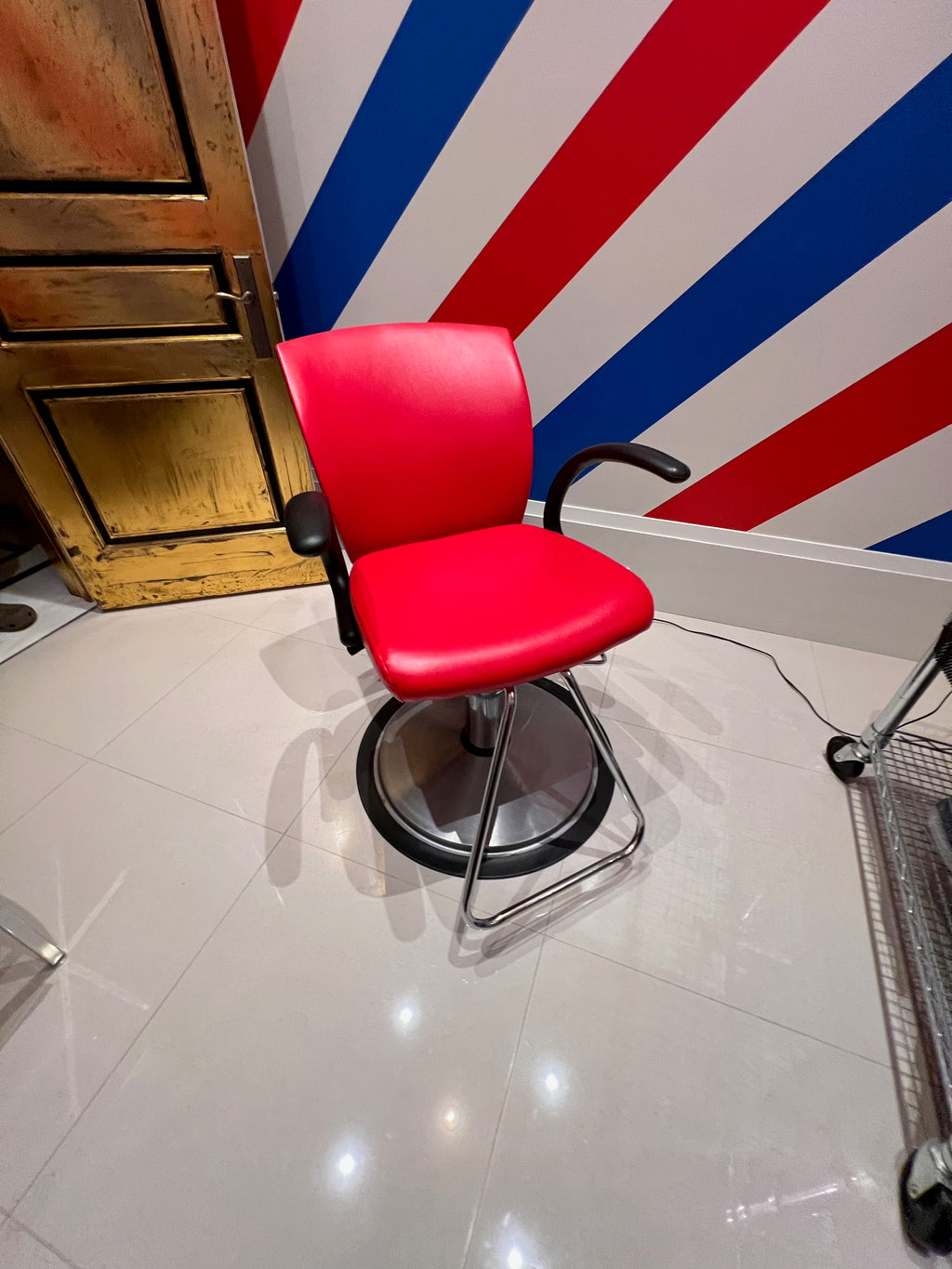 Red Styling/Salon Chair with Hydraulic Pump
