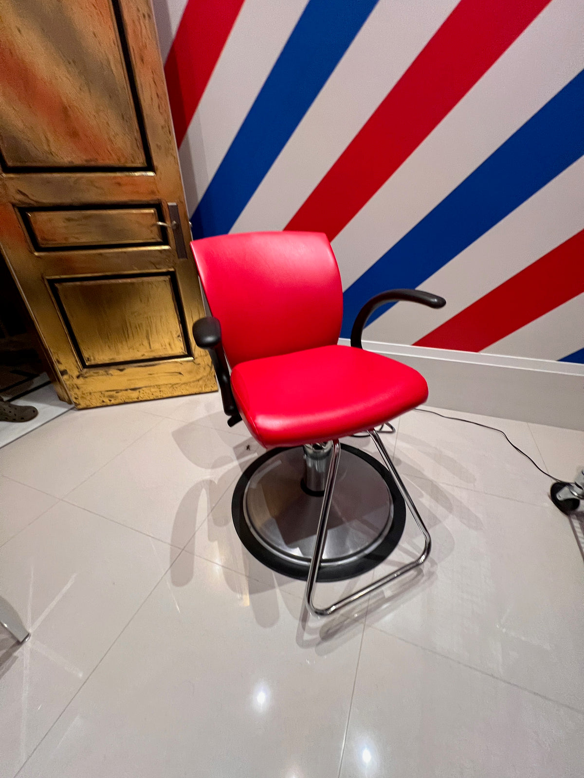 Red Styling/Salon Chair with Hydraulic Pump