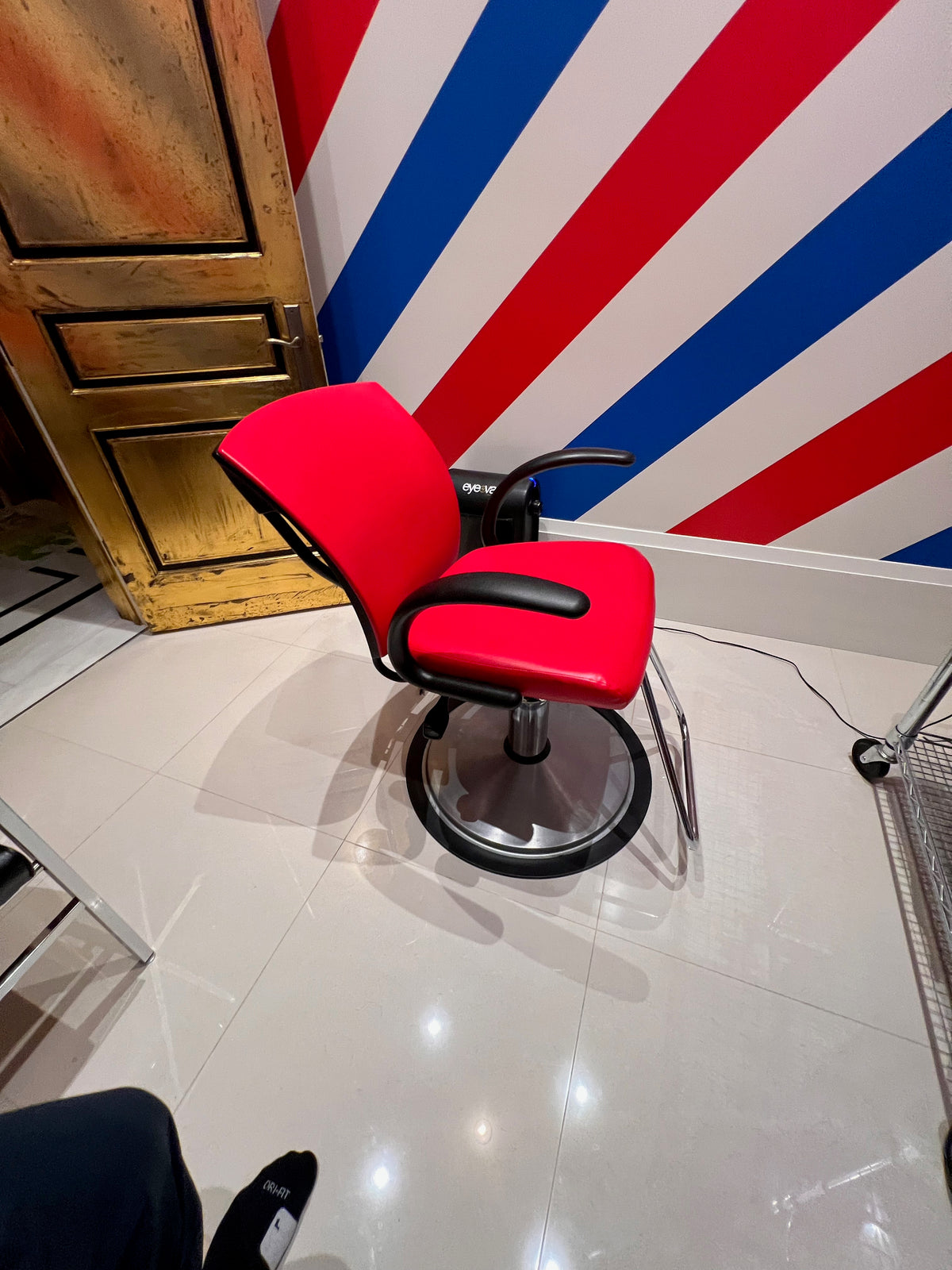 Red Styling/Salon Chair with Hydraulic Pump