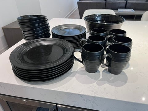 Mikasa Swirl Black DJ101 Dinnerware Set