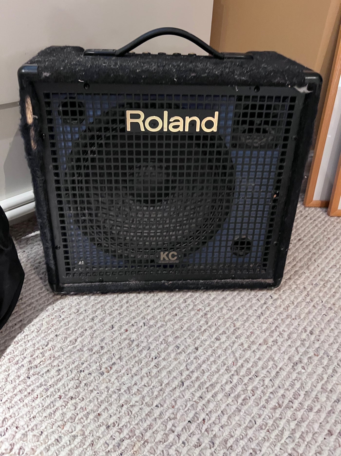 Guitar amp for keyboard clearance
