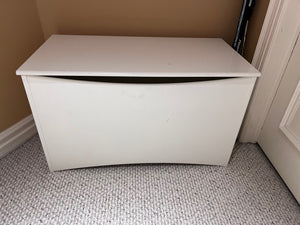 Morigeau White Bedroom Trunk