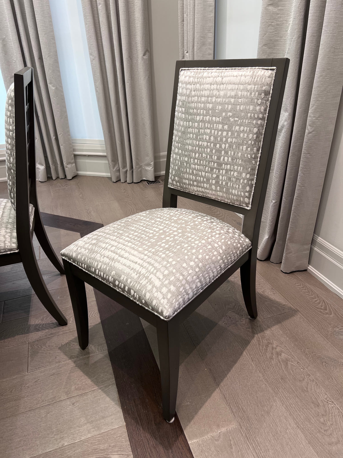 Ethan Allen Brycemoor Pedestal Table, 4 Grayson Dining Side Chairs, 2 Yves Dining Armchairs (*retail $14,640)