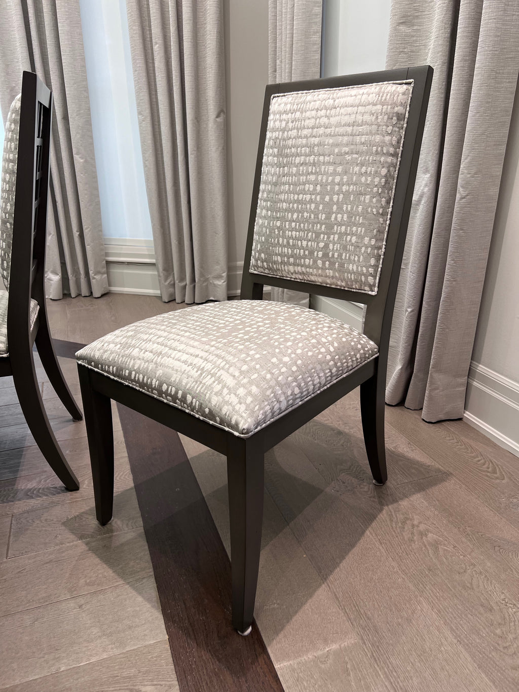 Ethan Allen Brycemoor Pedestal Table, 4 Grayson Dining Side Chairs, 2 Yves Dining Armchairs (*retail $14,640)
