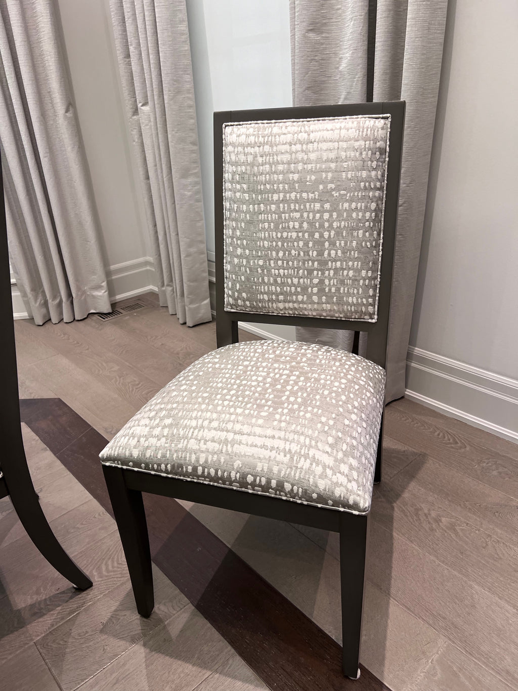 Ethan Allen Brycemoor Pedestal Table, 4 Grayson Dining Side Chairs, 2 Yves Dining Armchairs (*retail $14,640)