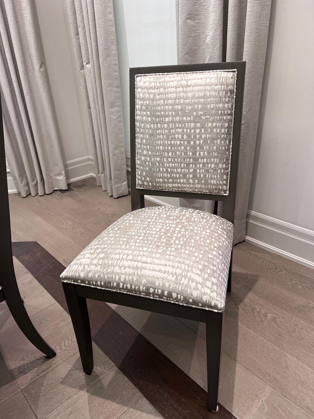 Ethan Allen Brycemoor Pedestal Table, 4 Grayson Dining Side Chairs, 2 Yves Dining Armchairs (*retail $14,640)