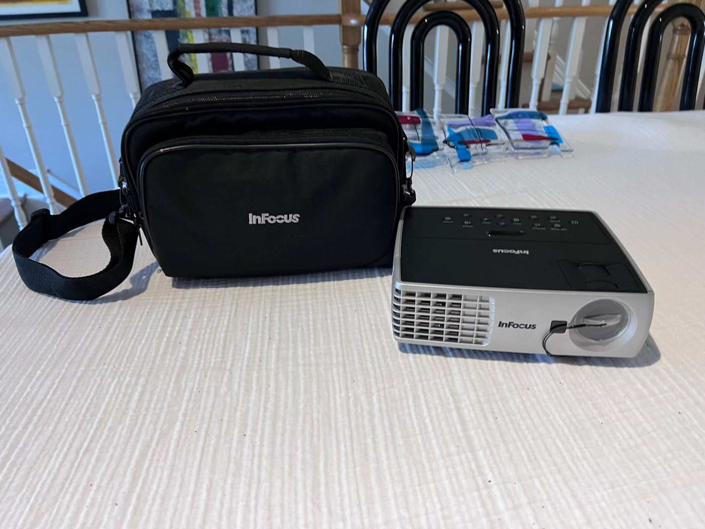 InFocus IN1102 Ultra Mobile Widescreen DLP Projector (Projector Screen ...