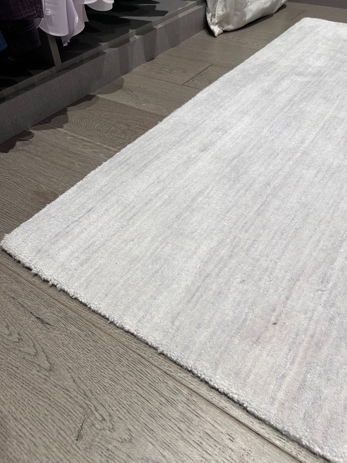 ELTE 100% Bamboo Silk, Raina Silver Grey Rug 4x6 (*retail $875)