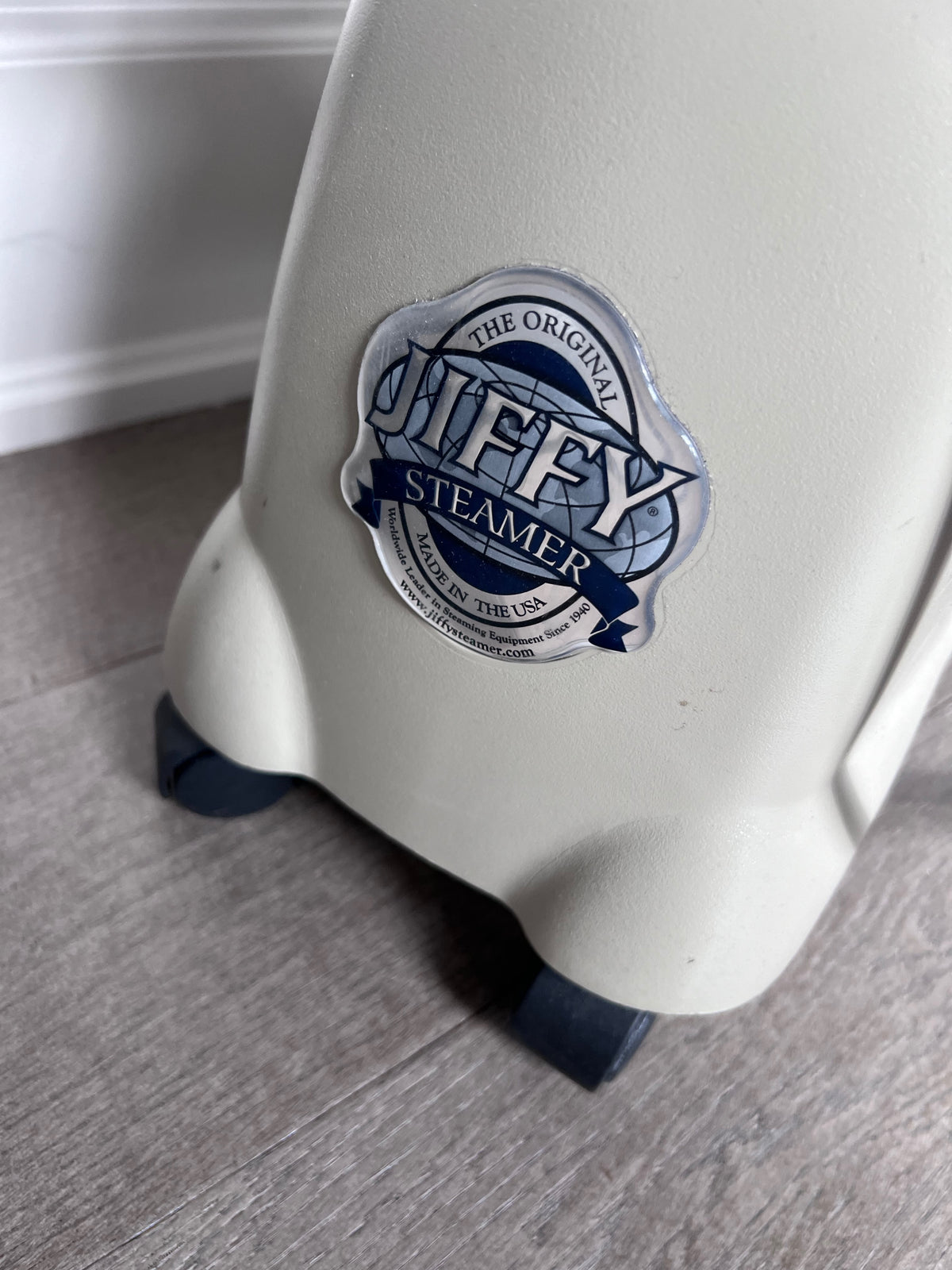 J-2000 - JIFFY CLOTHING STEAMER (*retail $339)