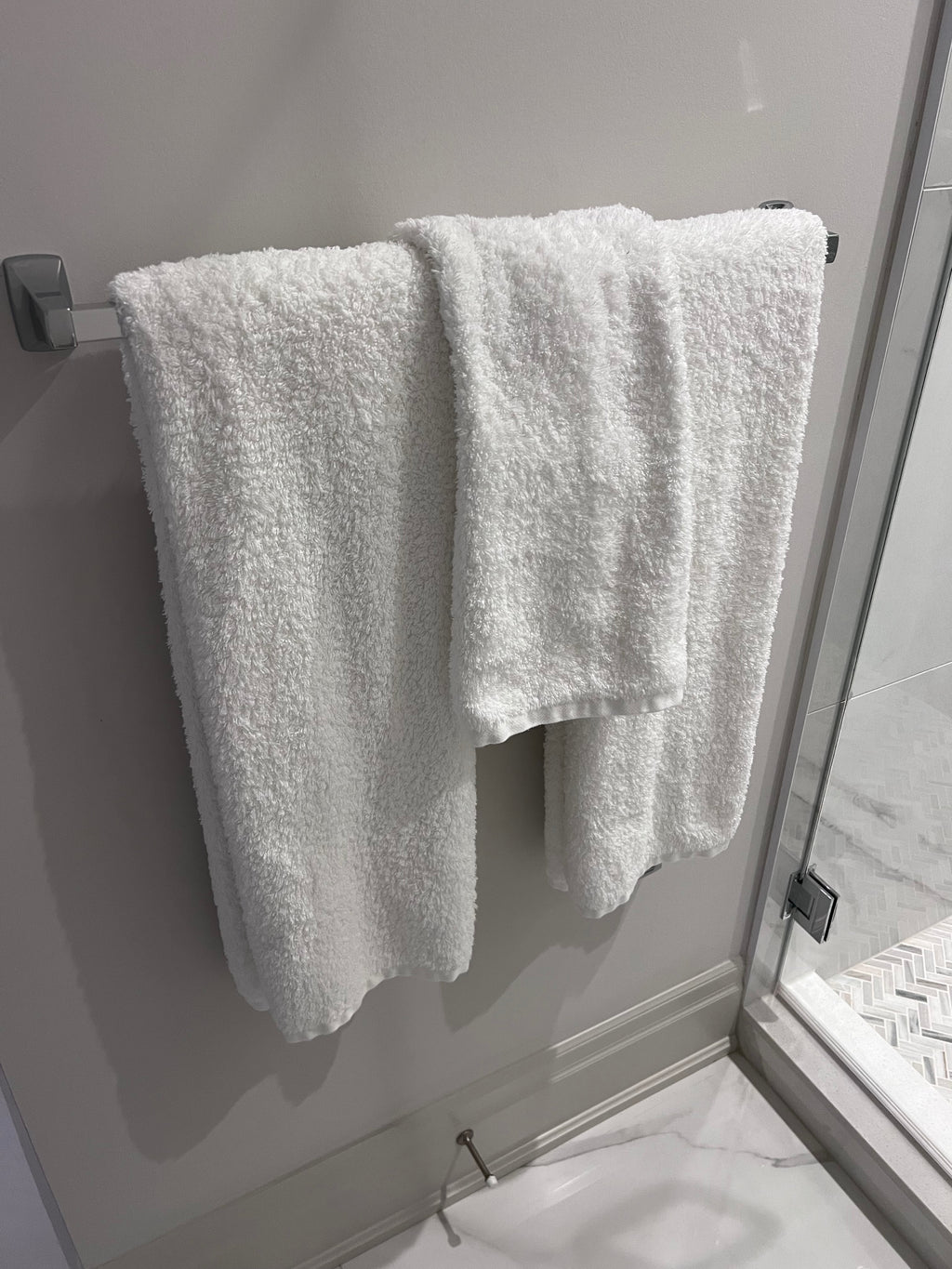 Au Lit Fine Linens White Towel Lot # 1