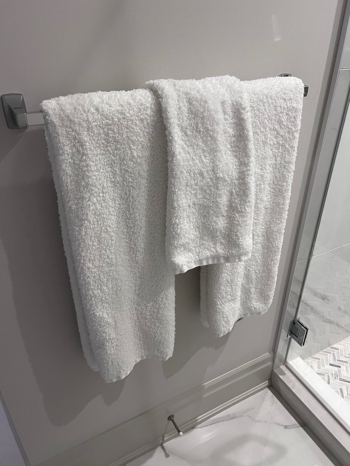 Au Lit Fine Linens White Towel Lot # 1