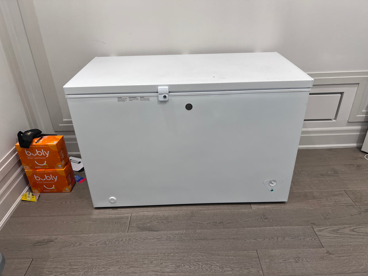 GE - 10.6 cu. Ft Chest Freezer in White - FCM11PHWW (*retail $969)