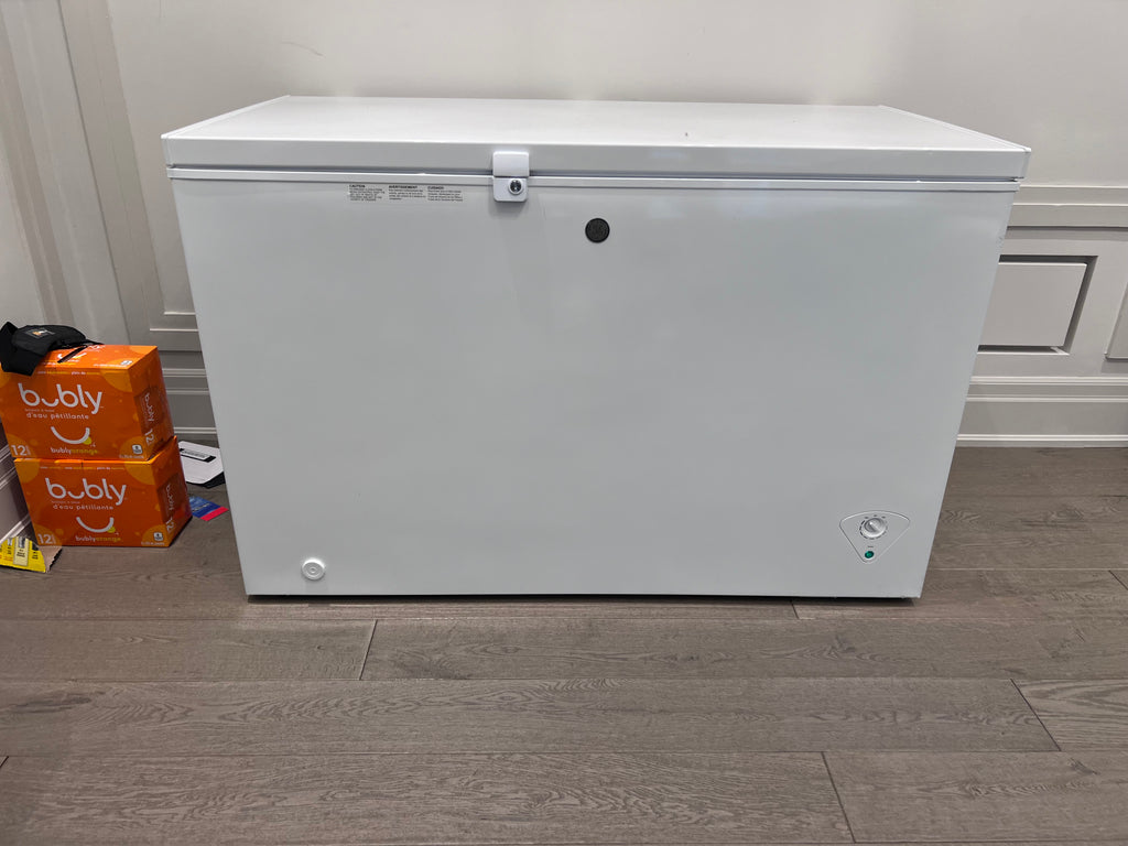 GE - 10.6 cu. Ft Chest Freezer in White - FCM11PHWW (*retail $969)