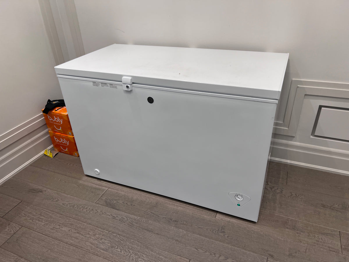 GE - 10.6 cu. Ft Chest Freezer in White - FCM11PHWW (*retail $969)