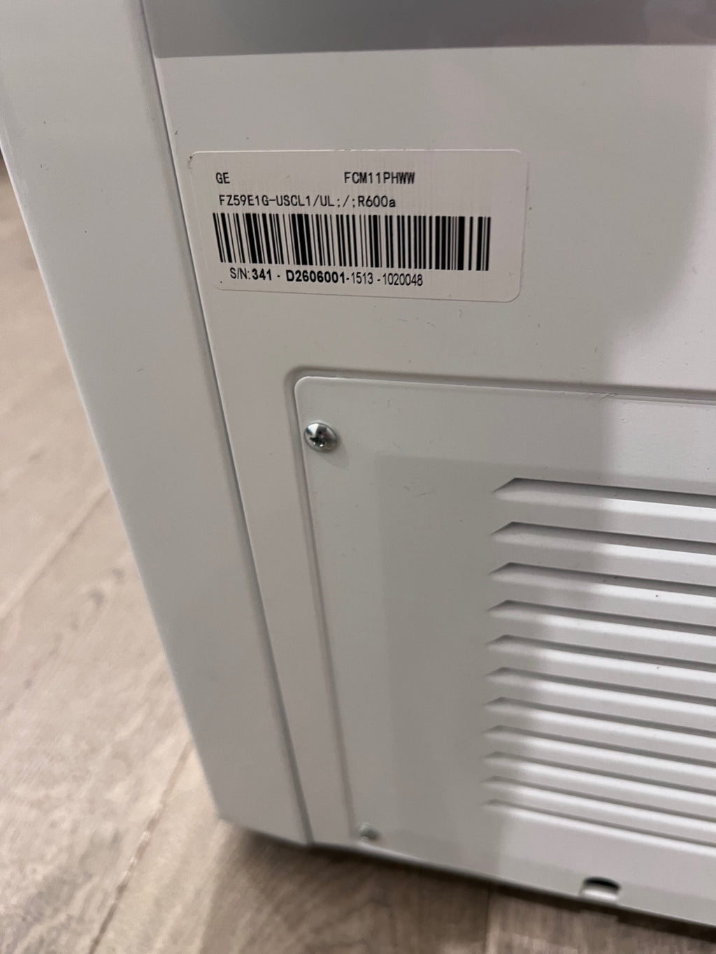 GE - 10.6 cu. Ft Chest Freezer in White - FCM11PHWW (*retail $969)