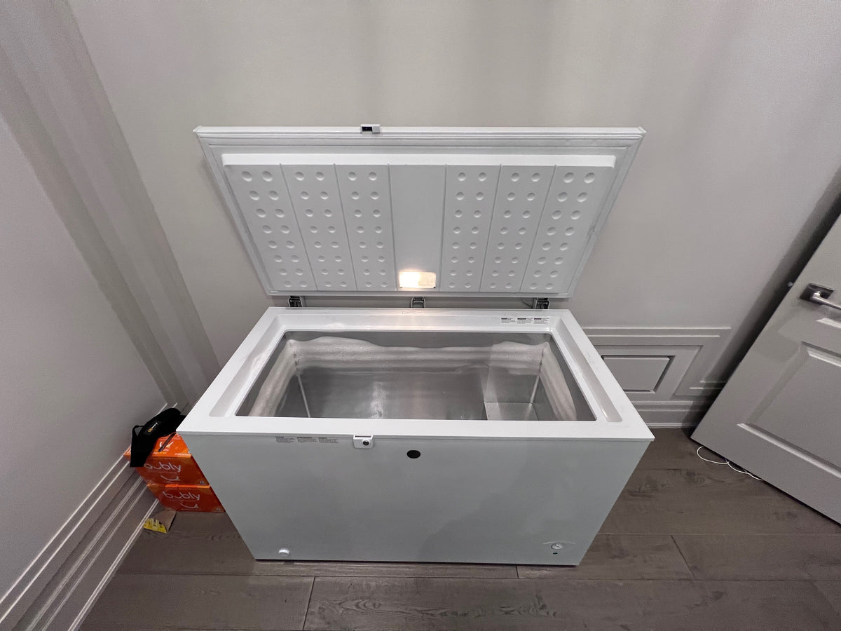 GE - 10.6 cu. Ft Chest Freezer in White - FCM11PHWW (*retail $969)