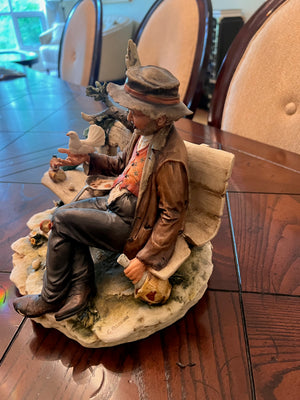 Capodimonte 'Hobo on a bench with birds'