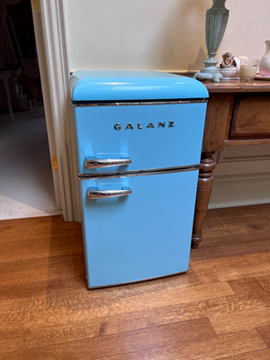Galanz 3.1 Cu. Ft. Freestanding Top Freezer Retro Bar Fridge (GLR31TBEER) - Blue (*retail price $279)