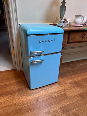 Galanz 3.1 Cu. Ft. Freestanding Top Freezer Retro Bar Fridge (GLR31TBEER) - Blue (*retail price $279)
