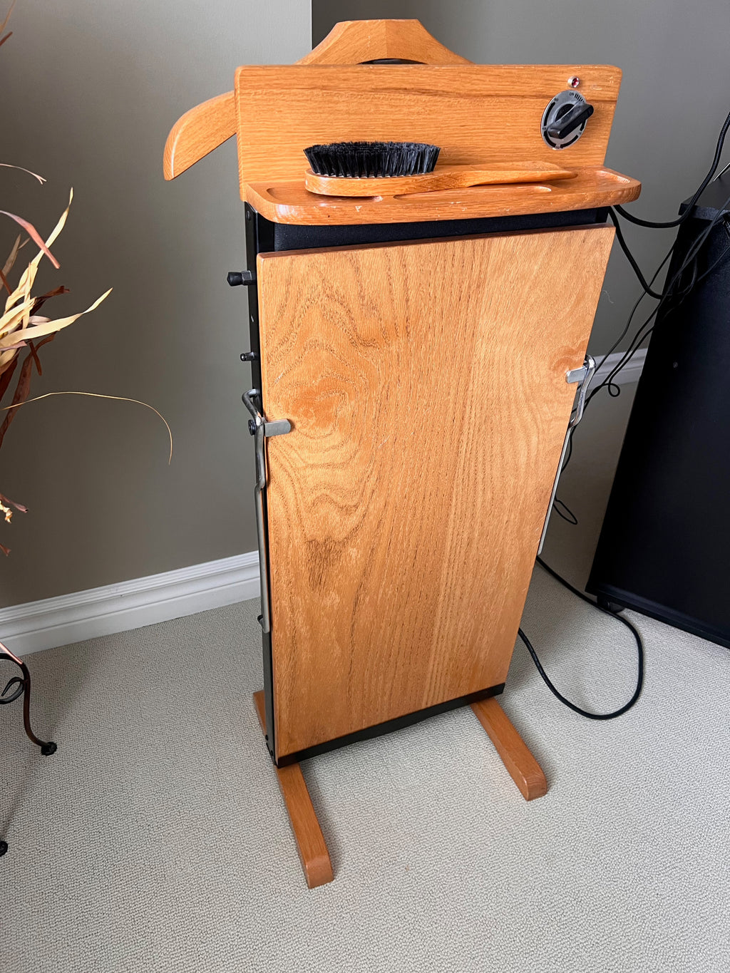 Vintage Arrow Sourcing Ltd. Pant Press Valet