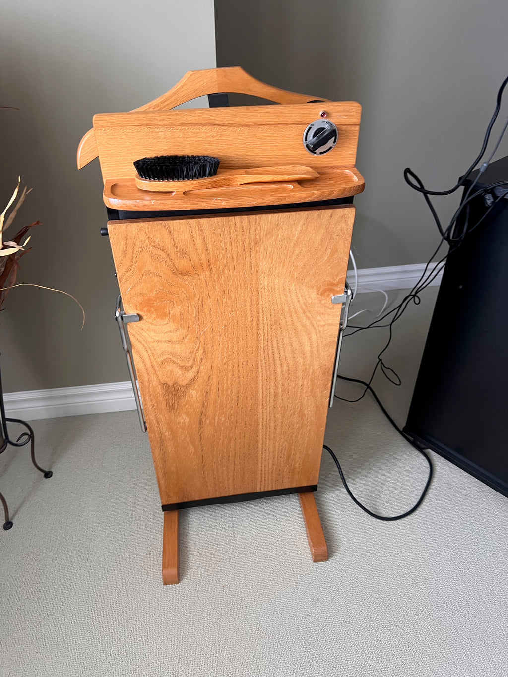 Vintage Arrow Sourcing Ltd. Pant Press Valet